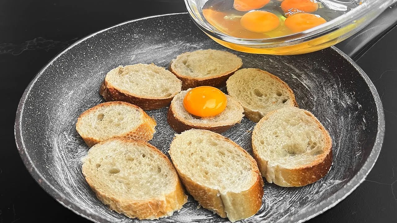 Pour the eggs on the bread! When there is no time to cook! The best breakfast recipe!